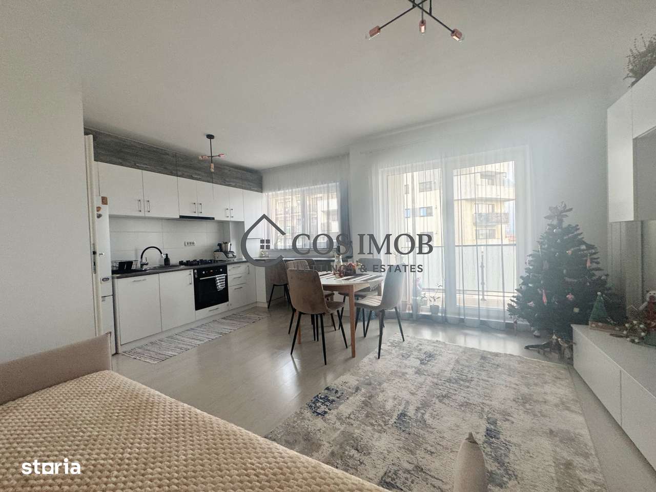 De vânzare apartament 3 camere , Zona Coresi-6