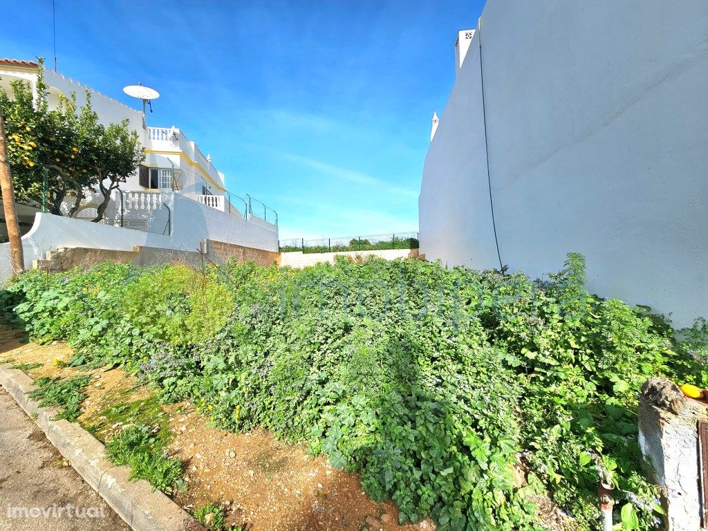 Algarve, Portimão; Lote, com 185m2, em zona residencial e...