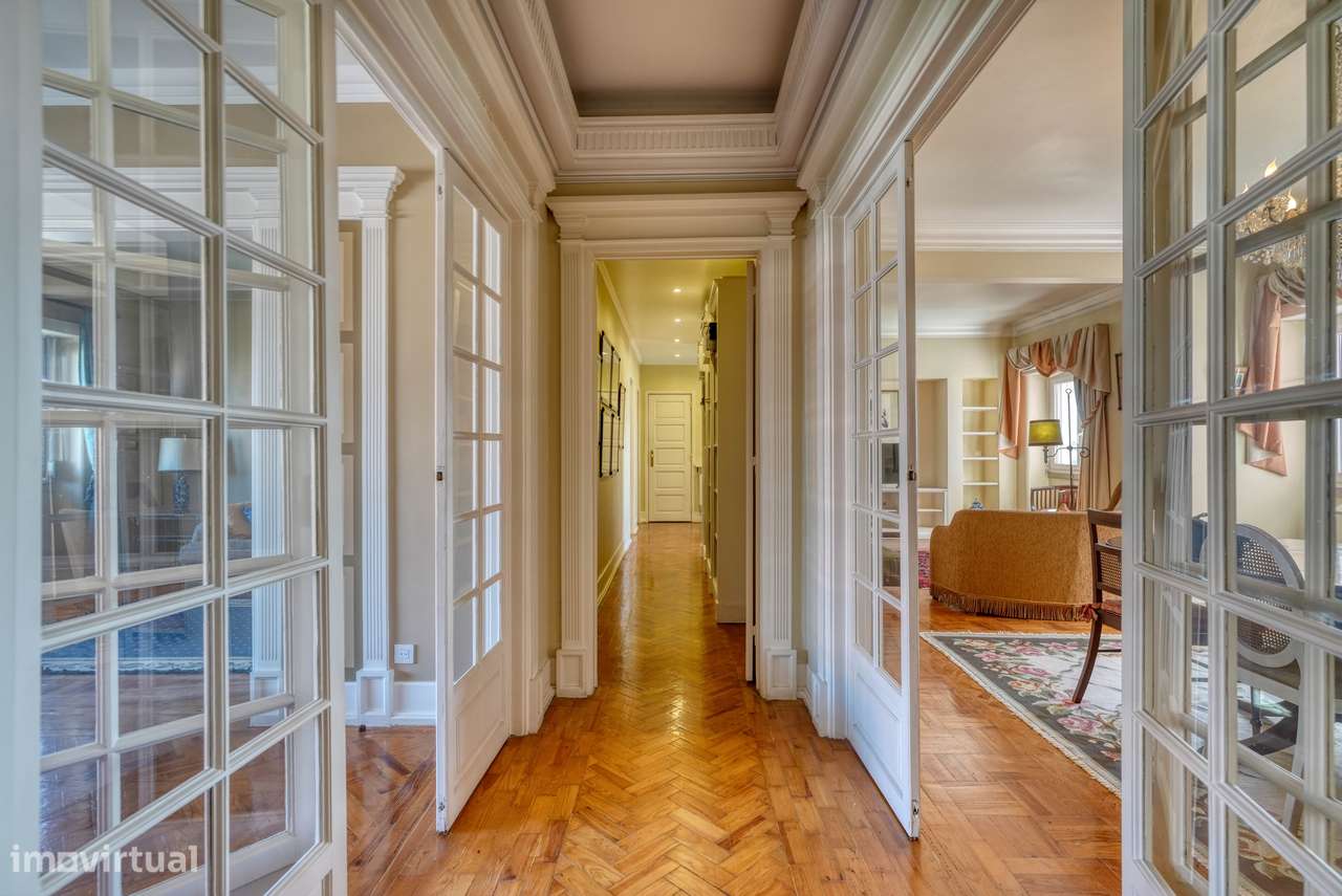 Apartamento T4 com varanda na Av. João XXI, Lisboa-2