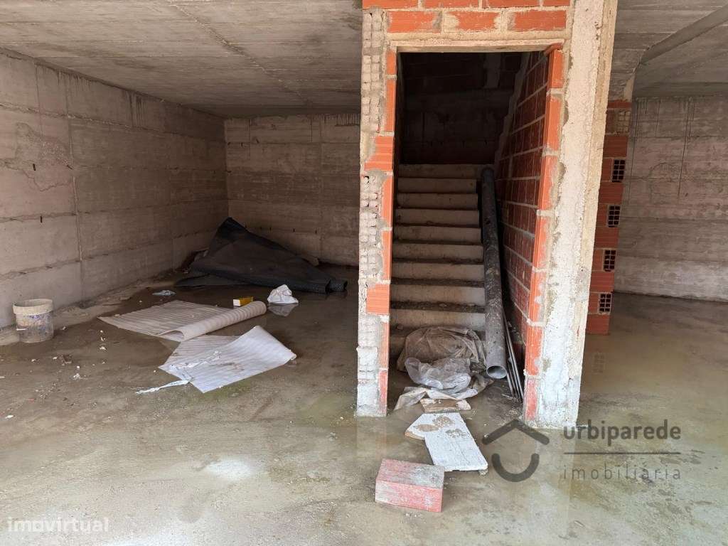 Moradia V4 na Adroana, em face de acabamento.-16