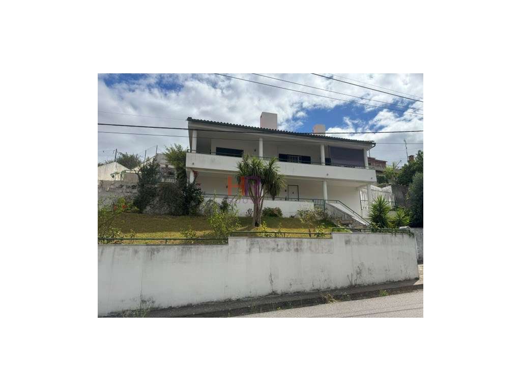 Vende-se Moradia Isolada M4+1 com garagem e jardim.-49