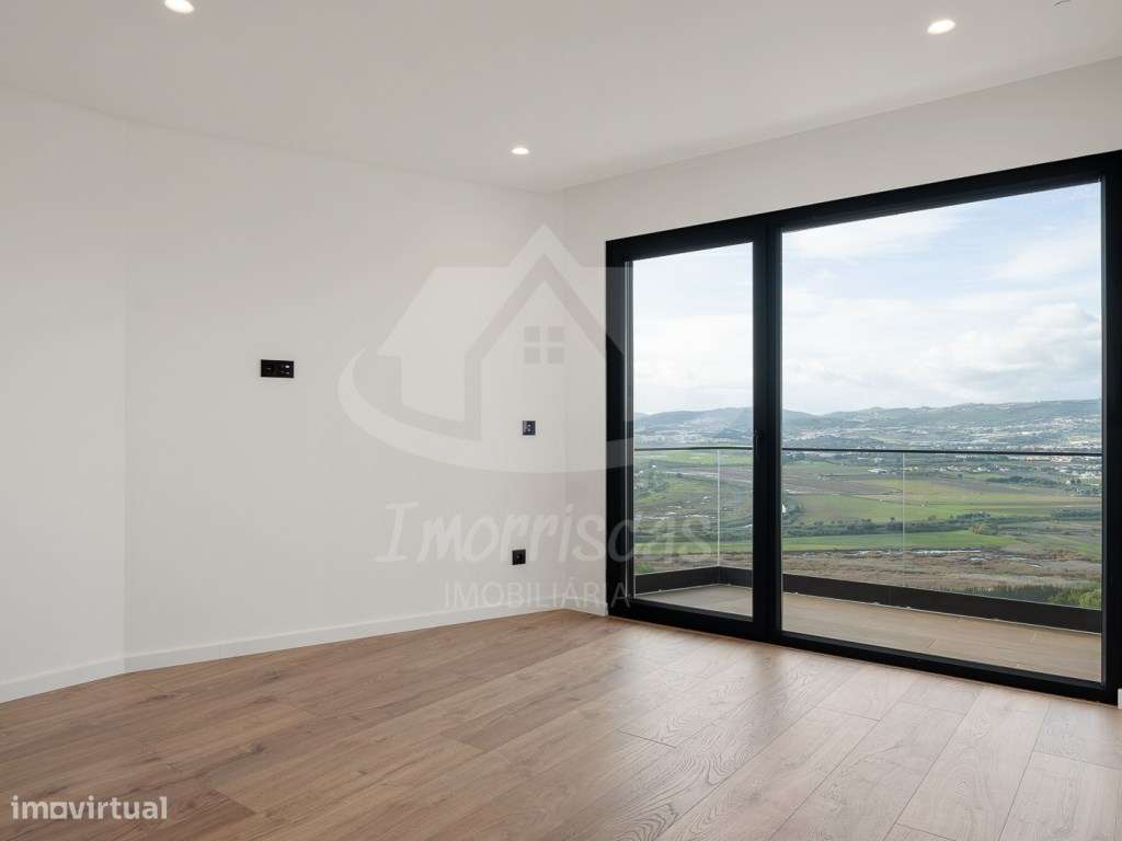 Moradia T4 com piscina e vista panorâmica em São João da Talha-27