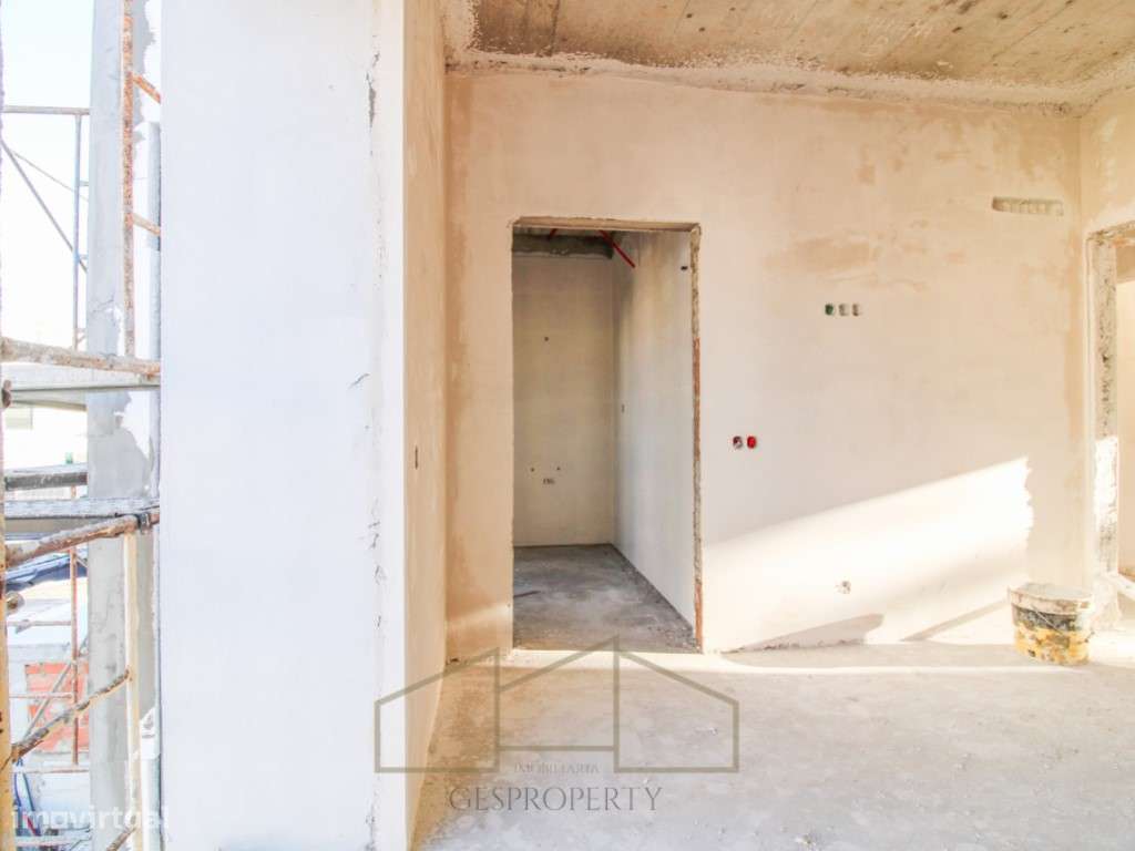 Moradia T4 Geminada com piscina na Sobreda-19