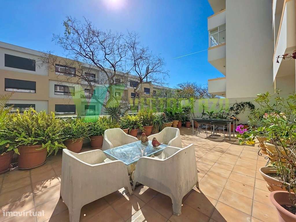 Apartamento Com Terraco Privativo E Garagem No Coracao De Portimao