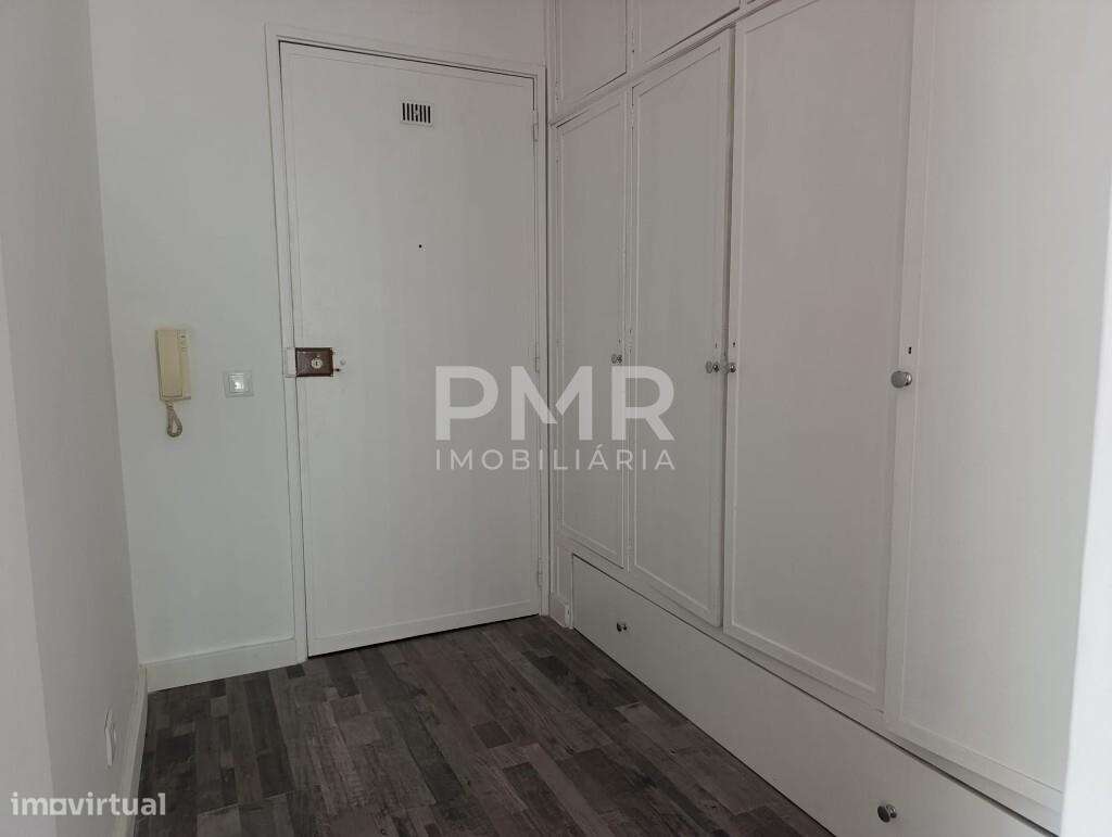 T1+1 em Cascais, bem localizado, com +1 versátil e pronto a habitar. I - Grande imagem: 4/17