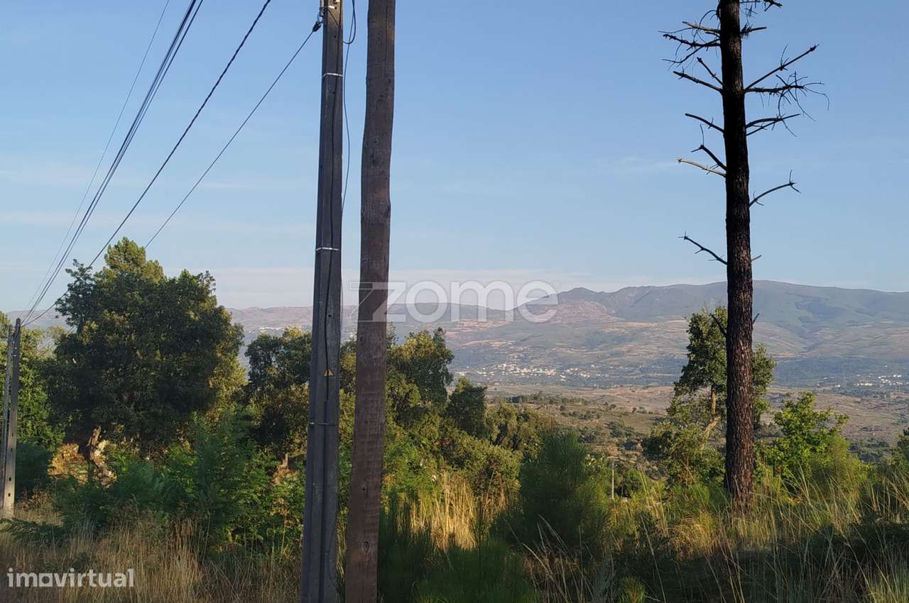 Terreno urbanizável, confinante c/ 2 arruamentos públicos pavimentos - Grande imagem: 4/25