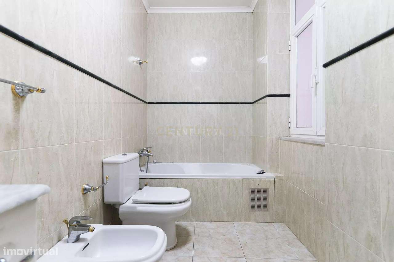 Espaçoso Apartamento T3 no coração de Lisboa-14