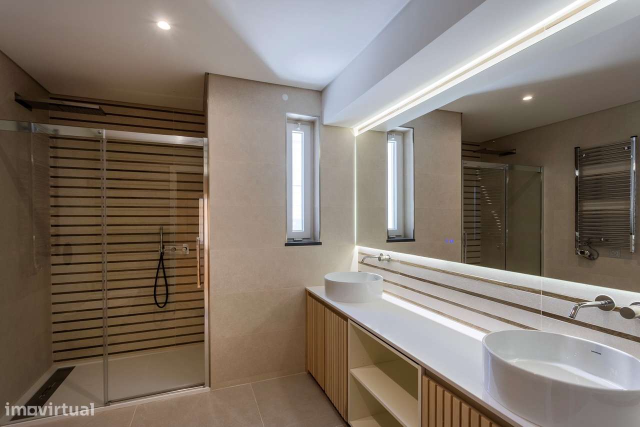 Moradia T6 com Piscina, Vista Mar e Terreno de 3.920 m² | Azoia, Sintr-42