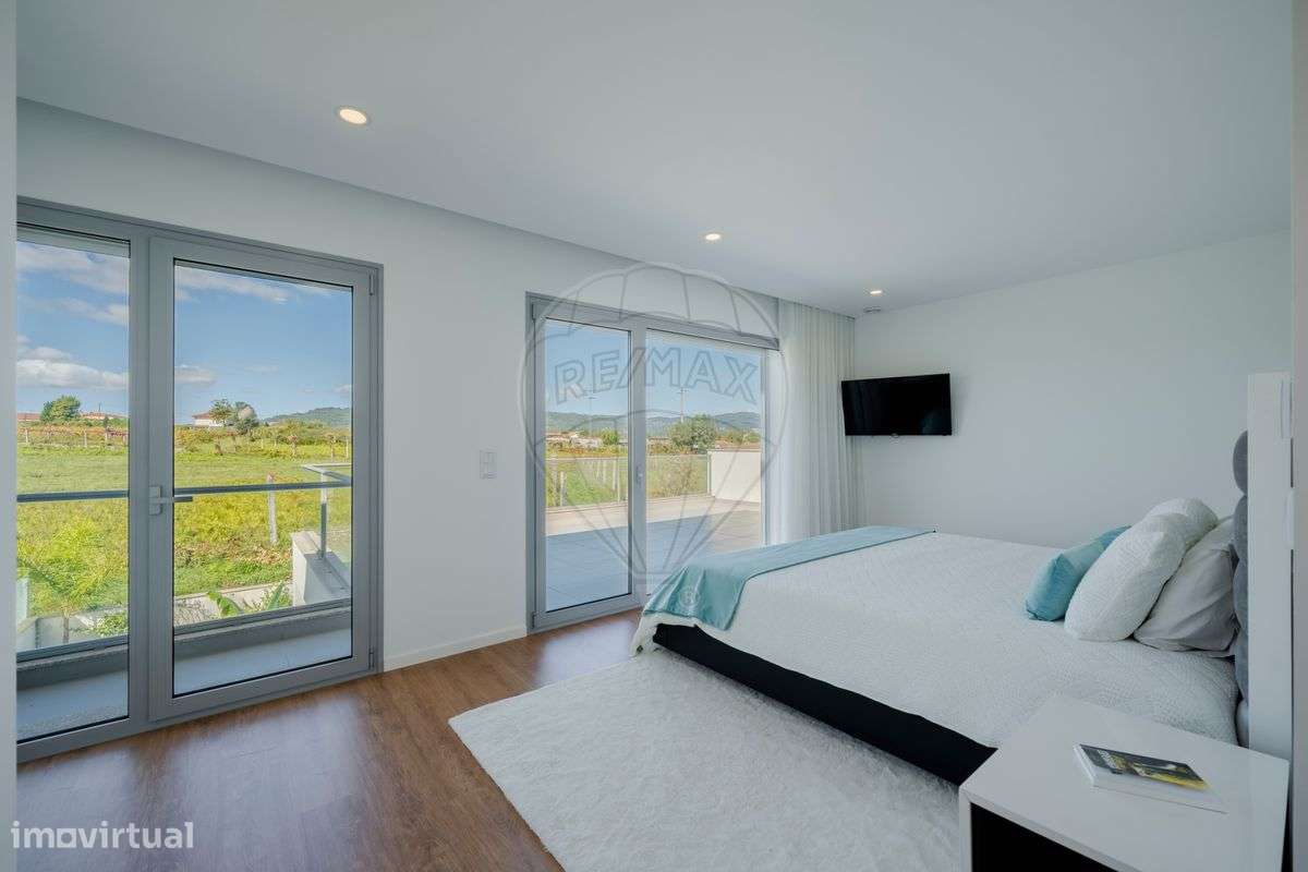 Moradia T3 de Sonho com Piscina Aquecida – Vila Verde-13