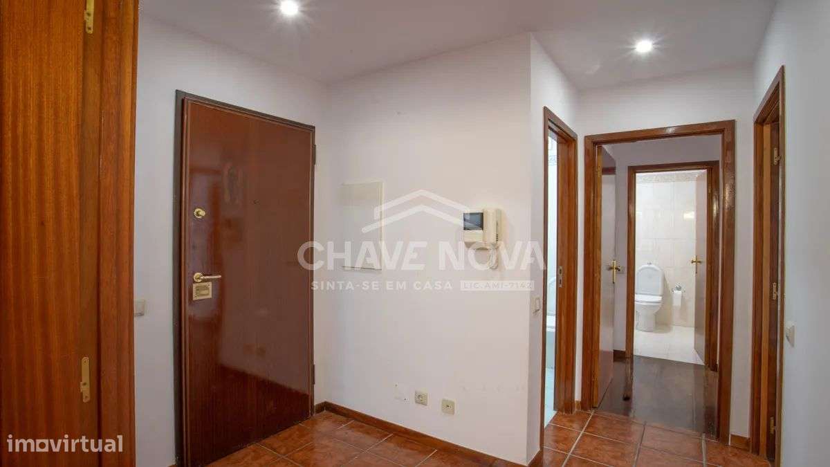 T2 2 FRENTES TOTALMENTE RENOVADO COM LUGAR DE GARAGEM - CANIDELO-6