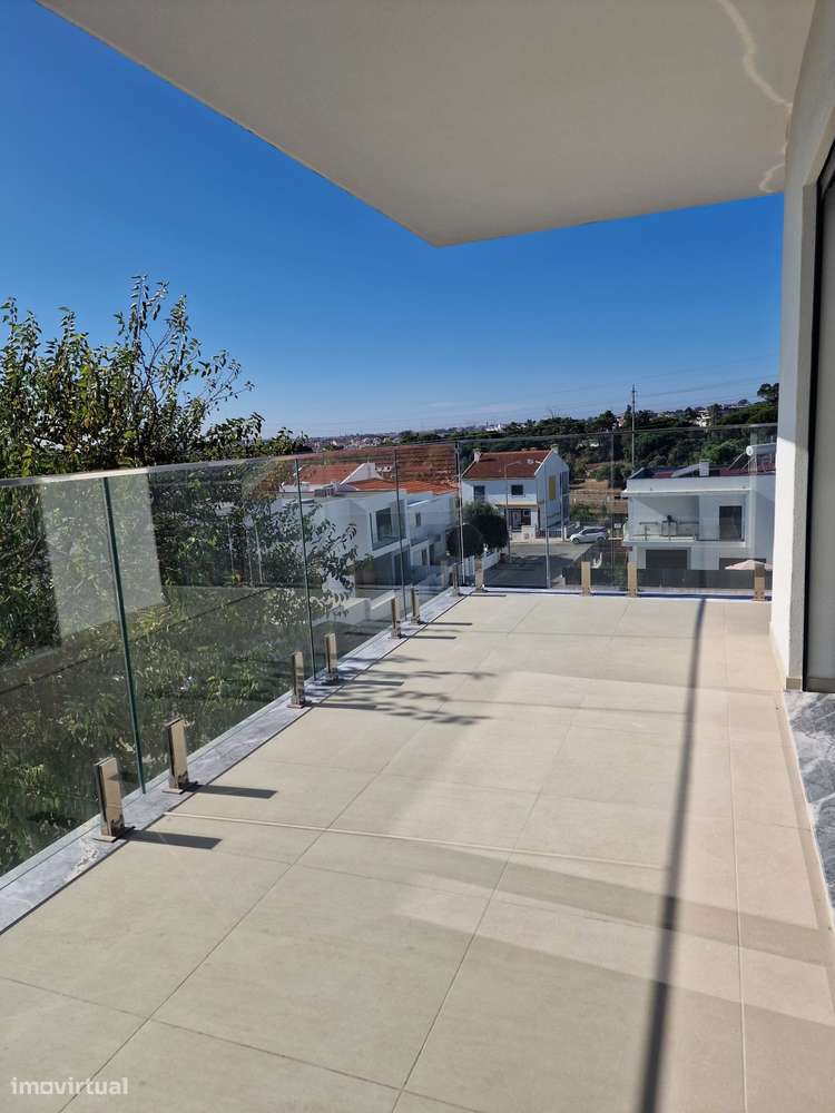 T3 2º Luxo c Estac. Arrecad., Varandas, Vistas jtº Forúm Almada-0