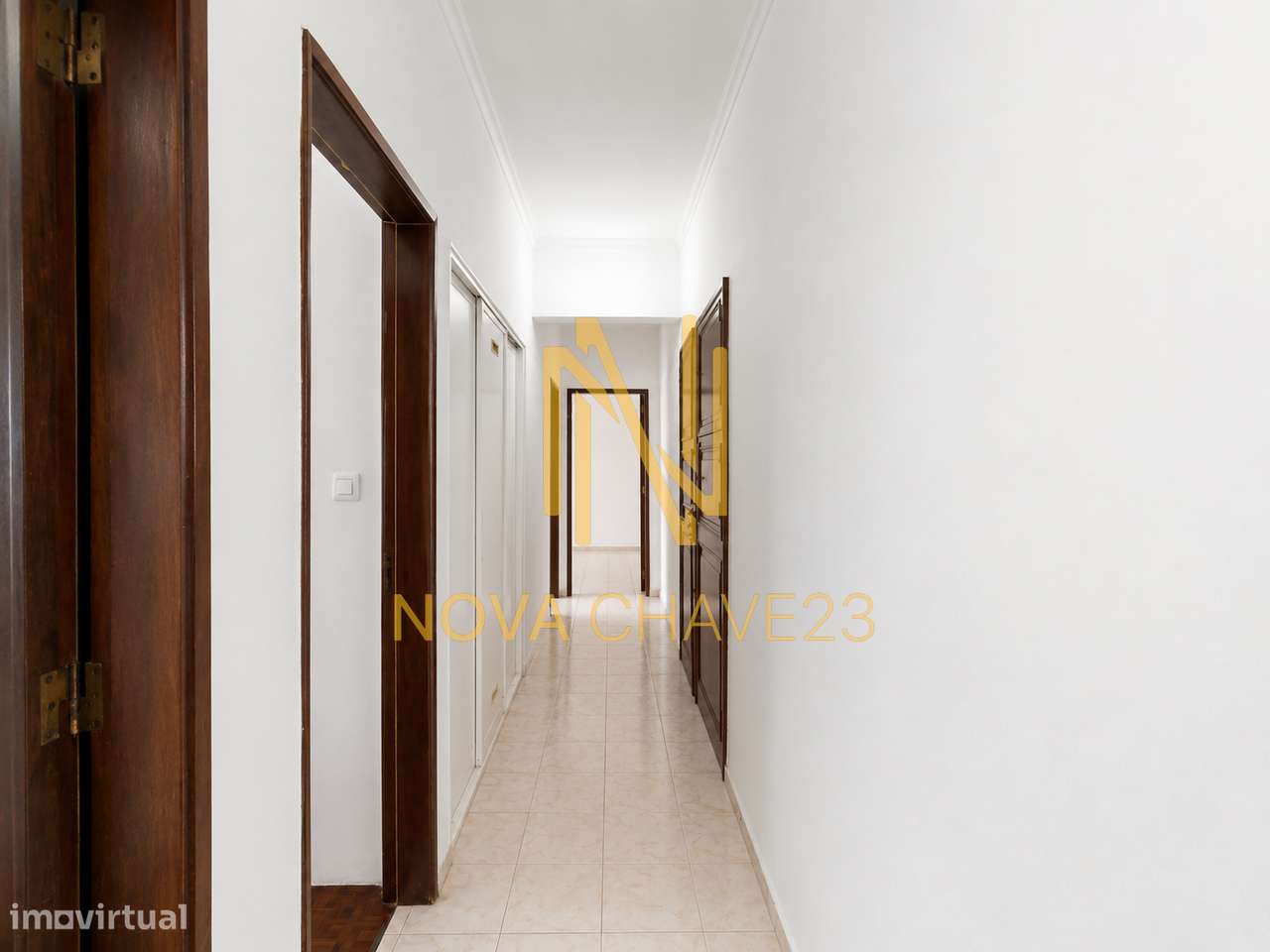 Apartamento T2 na Av. Bons Amigos | 9.º Andar | Varandas Fechadas-28