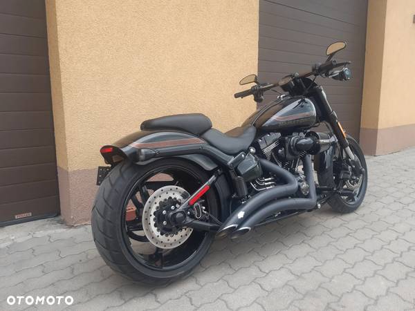 Harley-Davidson Softail Breakout - 3