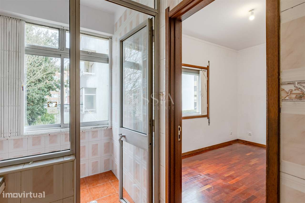 Apartamento T4 com Garagem Box entre o Marquês e Praça Sá Carneiro-25