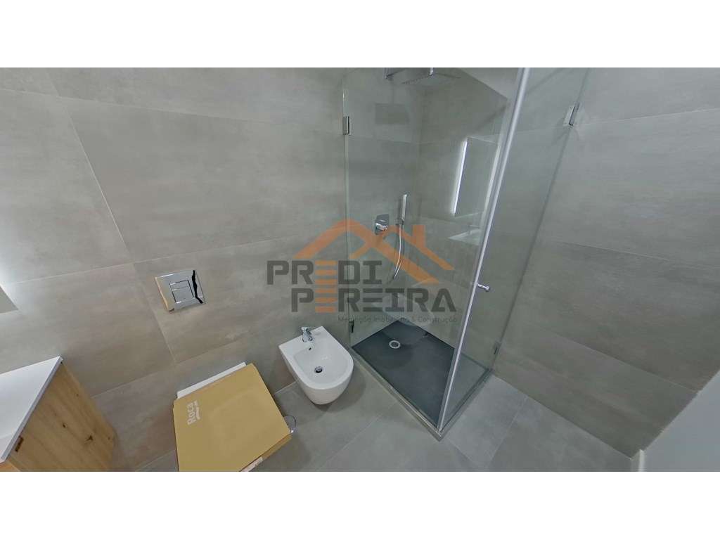 Apartamento T3, localizado em Santo António dos Cavaleiros.-12