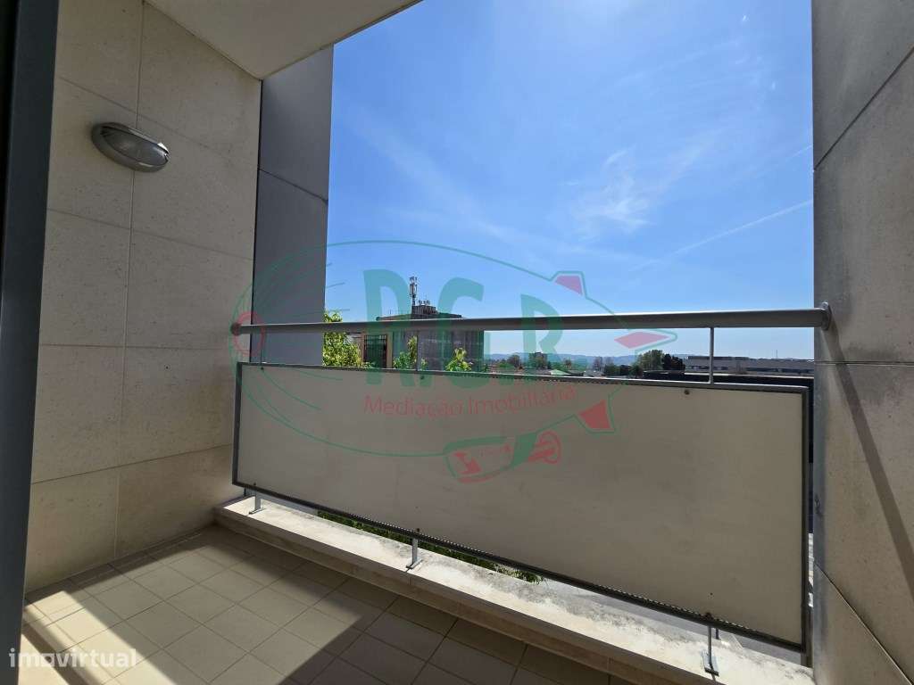 Apartamento T2| Lg Garagem 2 Carros | Localização Central São Cosme-13