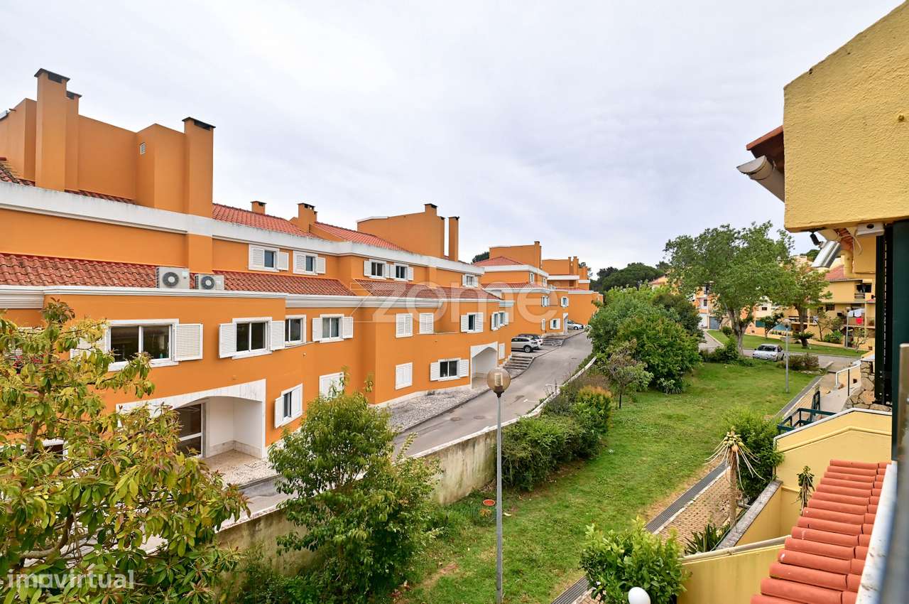 Moradia T3 + 1 remodelada, na Aldeia de Juso (Bairro Chesol)-38