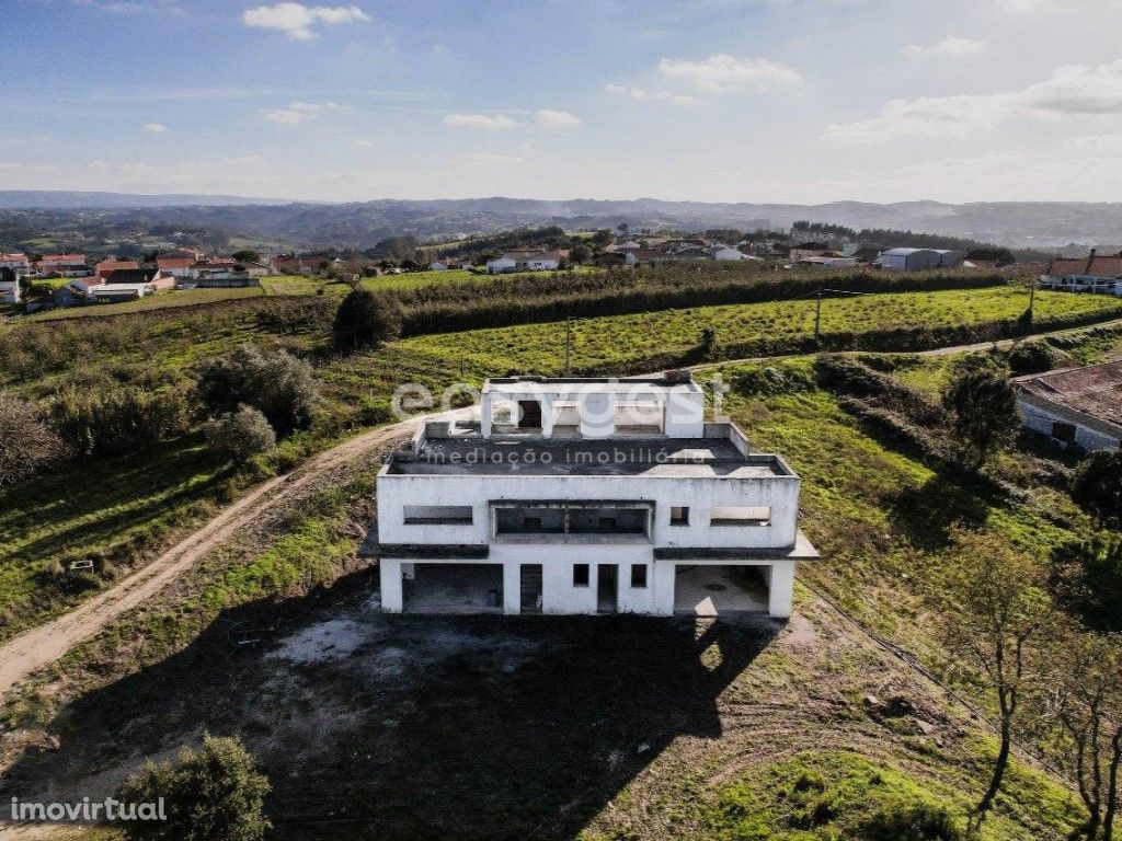 Terreno com Moradia em construção em Monte de Bois, Alcobaça