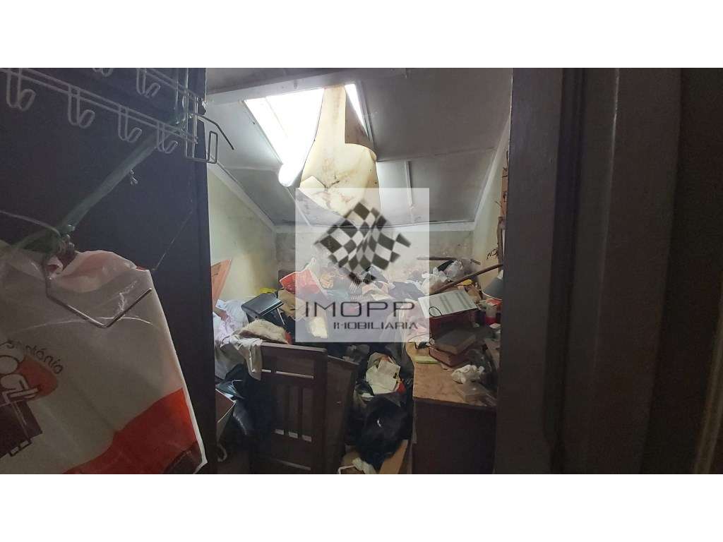 OPORTUNIDADE UNICA NA AMADORA - MORADIA PARA REMODELAR AO SEU ESTILO! - Grande imagem: 4/23