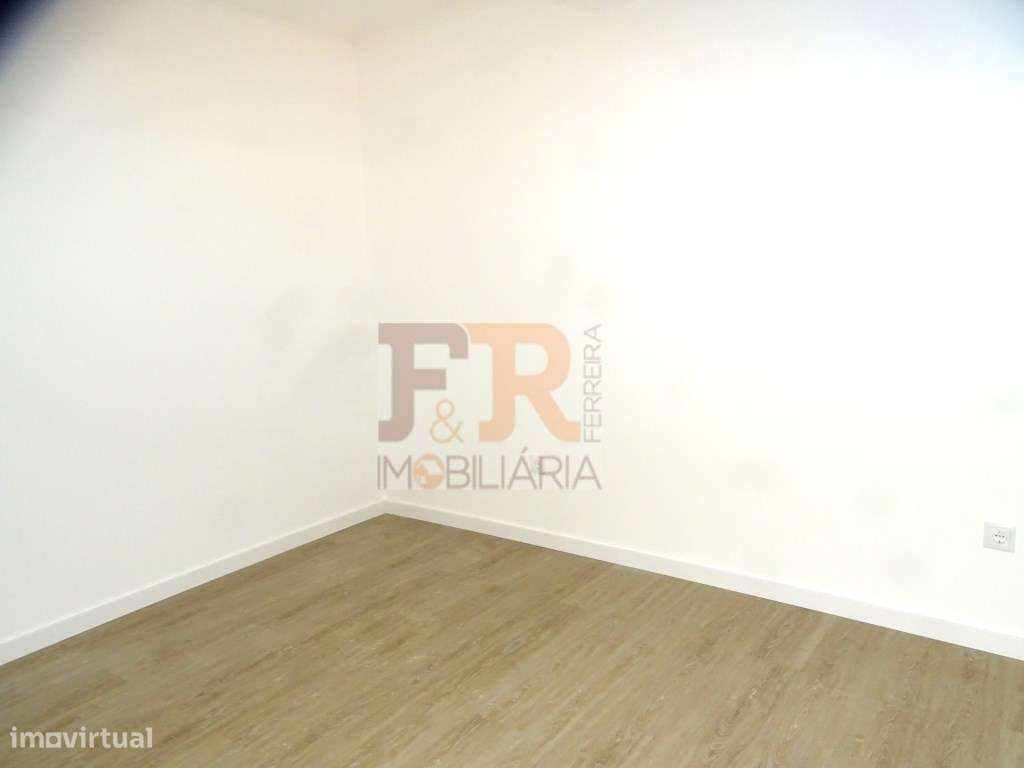 Moradia Geminada Triplex T3+1 com Cave Fernão Ferro-27