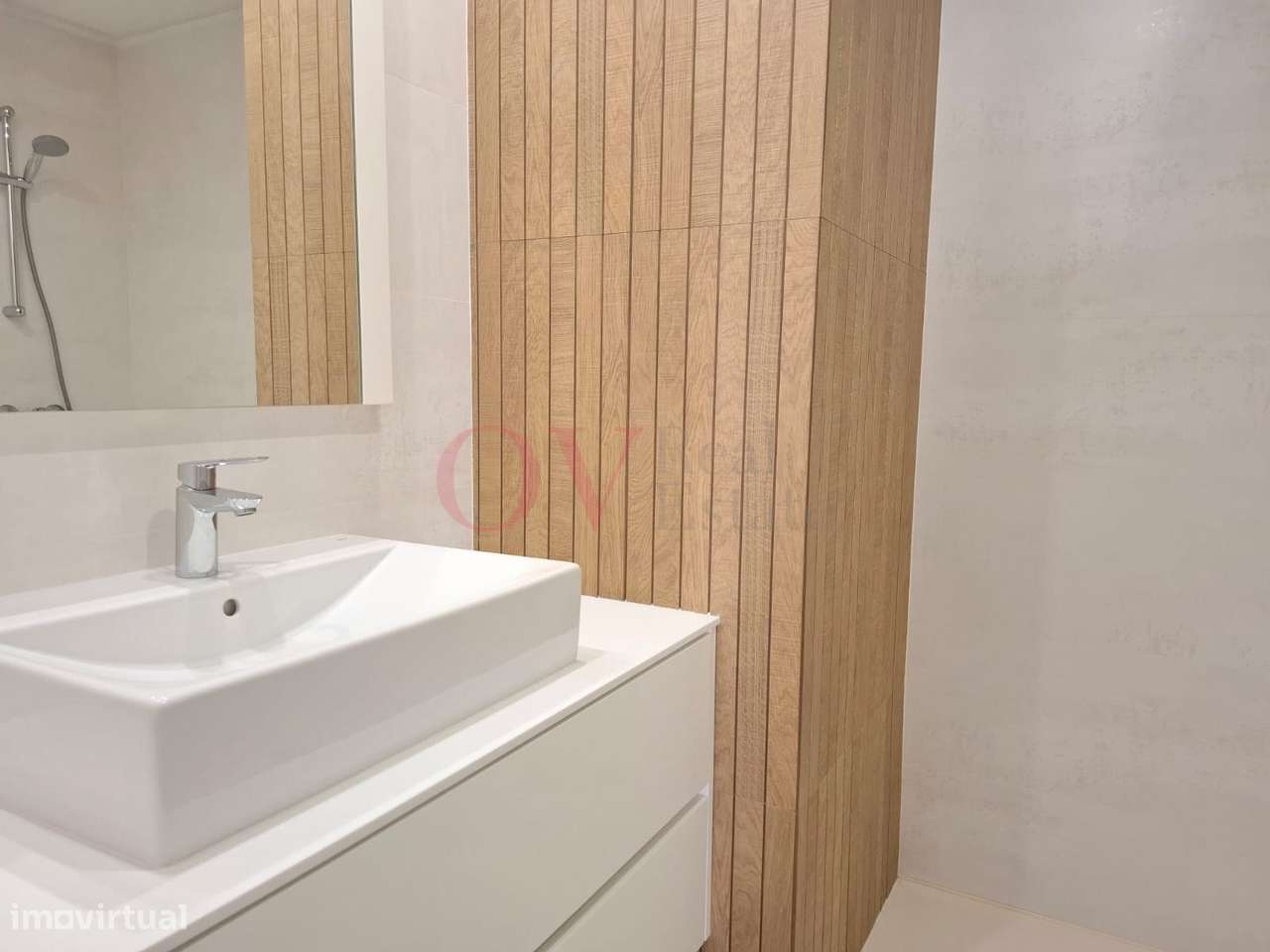 Apartamento T4 com remodelação total na rotunda da Boavista-18