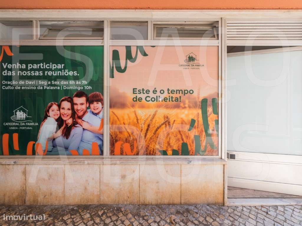 Loja, com comércio variado ; grande montra. Autocarros à porta. Com...-12