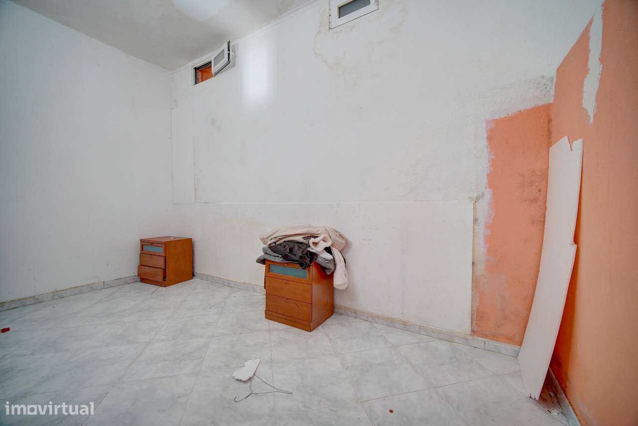 T1 para remodelar com pequeno terraço Alcântara-13