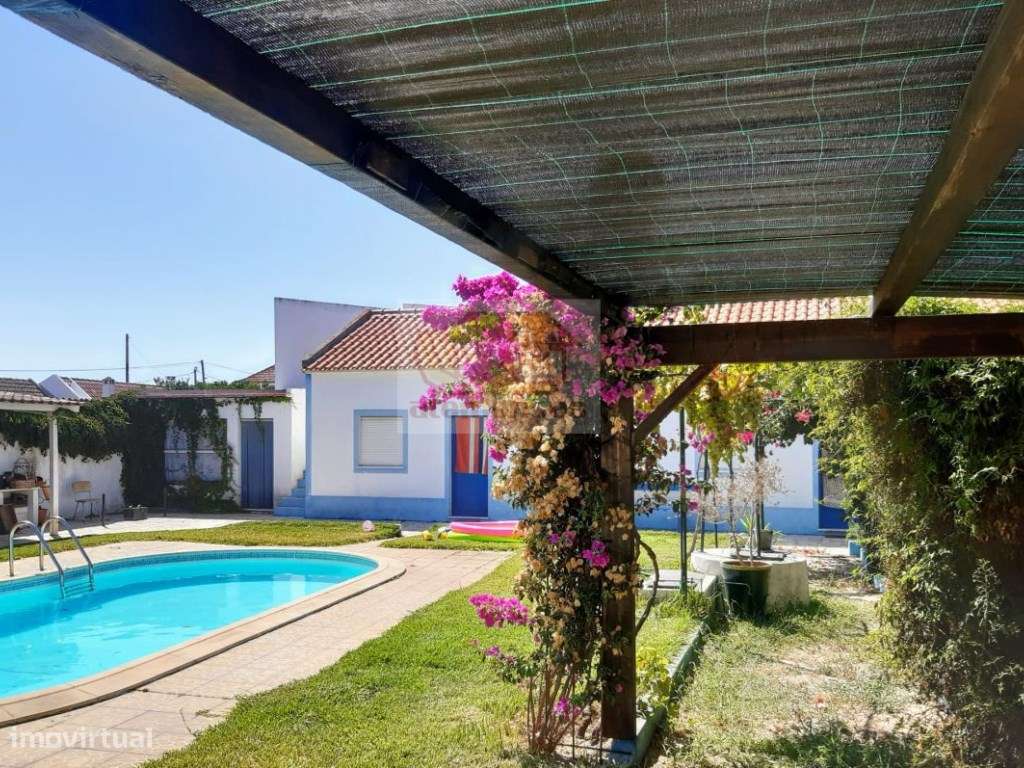 Moradia com quintal e piscina em Grândola para remodelar-12