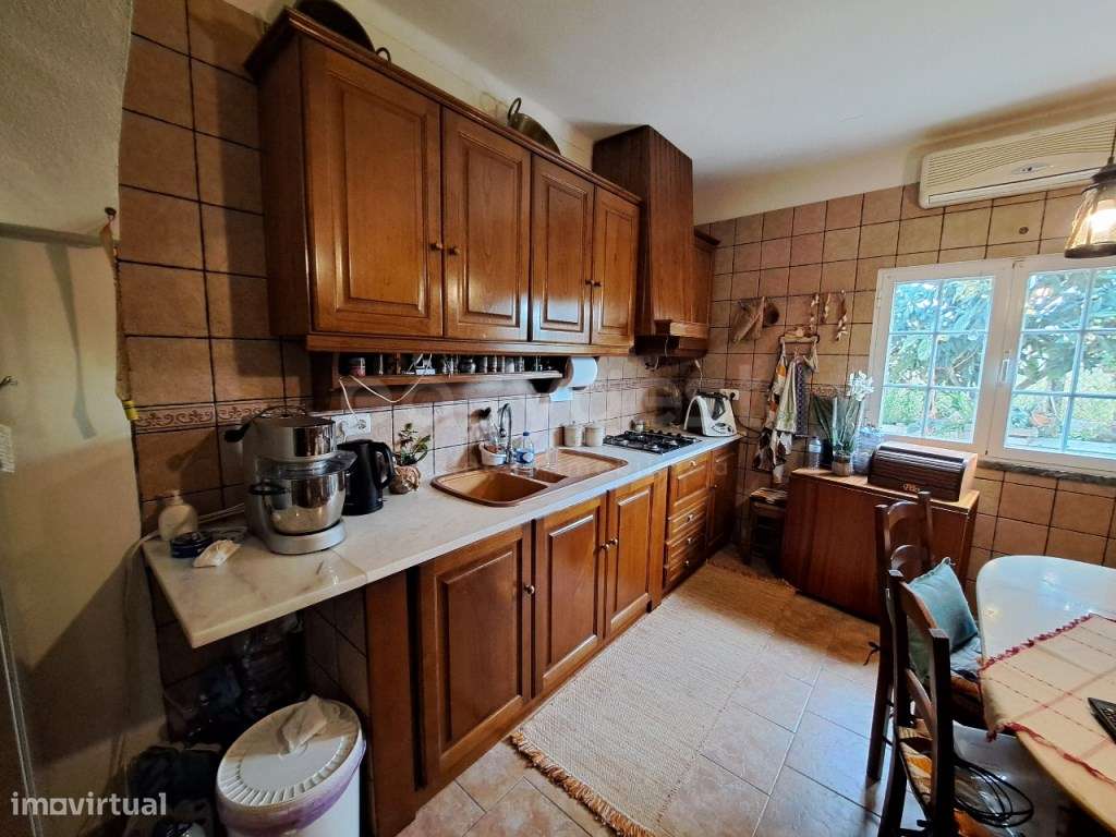 Moradia com pequeno logradouro, localizada na periferia da cidade d... - Grande imagem: 5/44