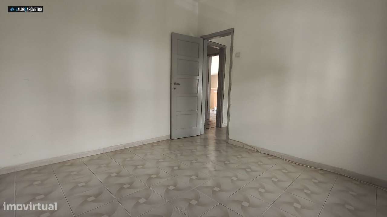Prédio T5 com logradouro e arrumos-7