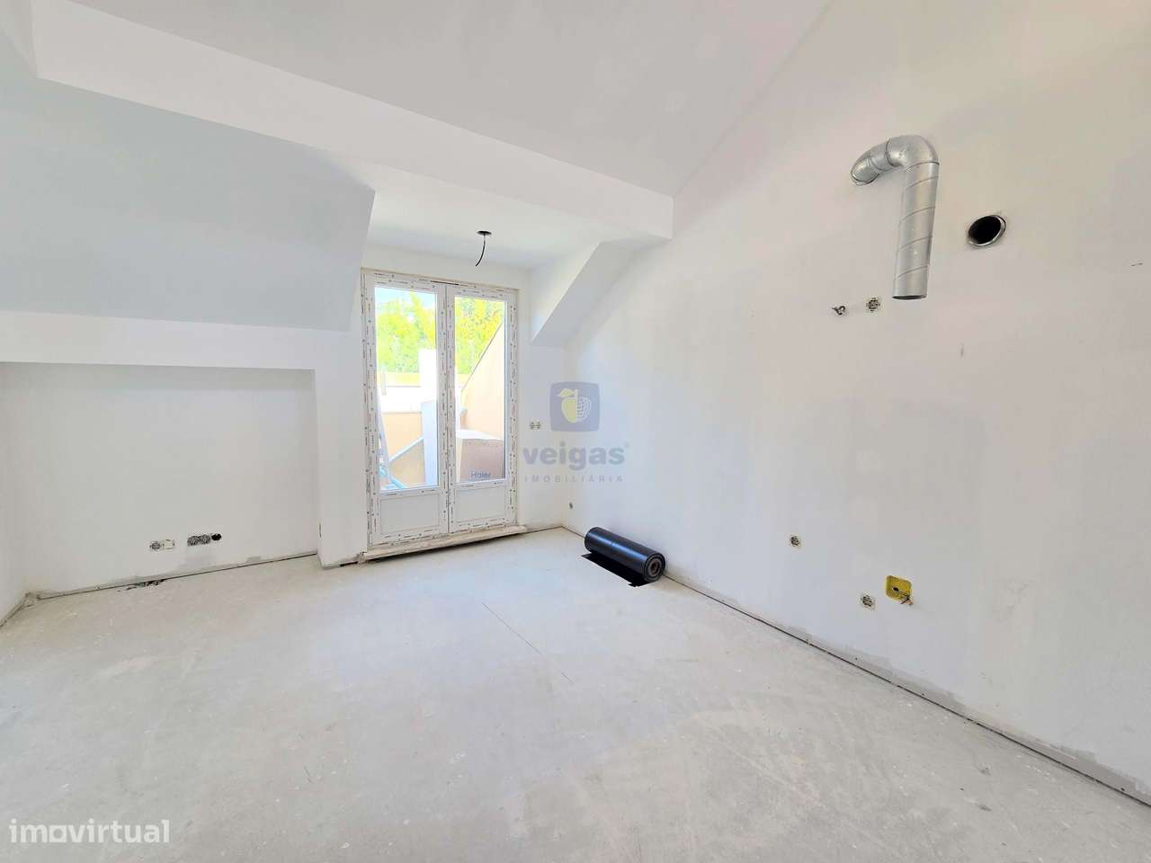 Apartamento T2 com terraço com duas frentes ao nível do RC no empreend-10