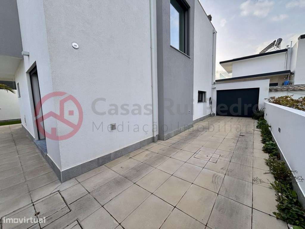 Moradia isolada T3 semi-nova com piscina na Quinta do Gil - Charnec... - Grande imagem: 5/38