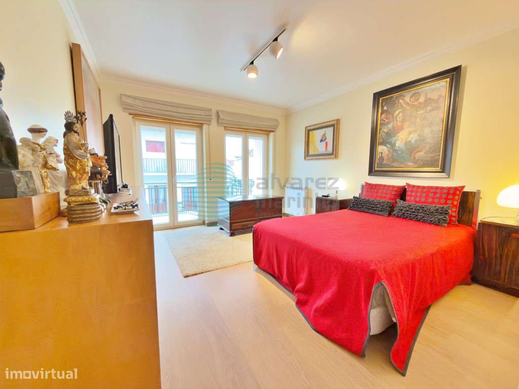 Apartamento T5, com 3 varandas, 2 lugares de estacionamento e Arrec...-26