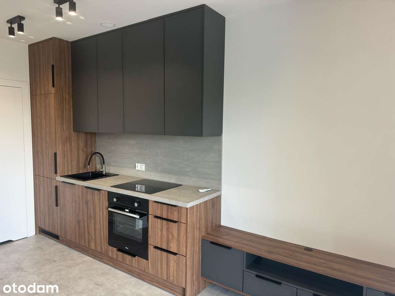 Bezczynszowa kawalerka z klimatyzacją oraz miejscem postojowym! - Pełny obrazek: 3/9