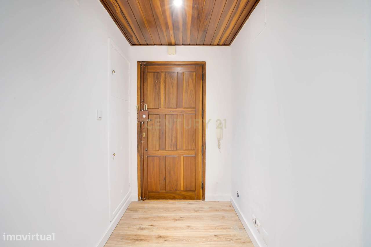 T2 transformado em T3, totalmente remodelado, localizado numa das zona-13