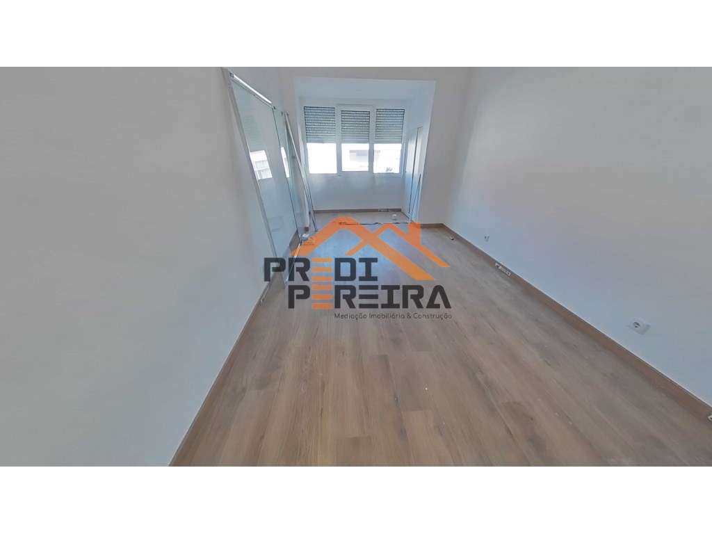 Imóvel T3, totalmente remodelado, com acabamentos de qualidade.-17