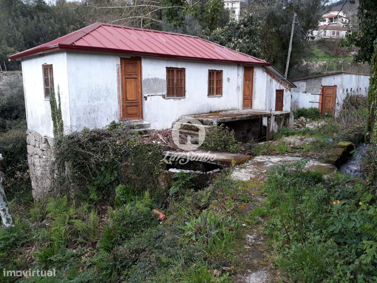 Moradia individual para recuperar com moinho, 1038m2 em Mondim de B... - Grande imagem: 1/13