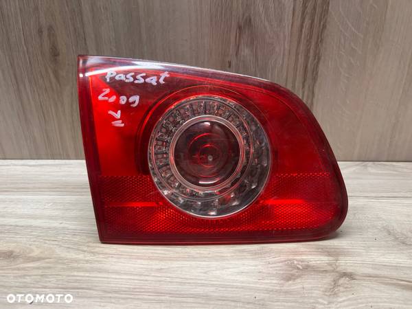 LAMPA TYLNA W KLAPĘ LEWA VW PASSAT B6 KOMBI - 1