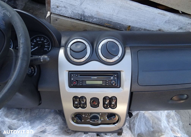 Plansa de bord Dacia Sandero Stepway din 2010 cu airbag volan si pasager - 4