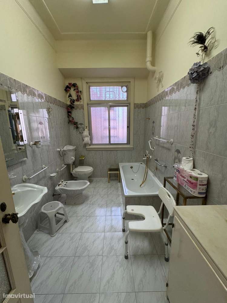 Charmoso Apartamento Familiar de Época com Excelente Potencial-18