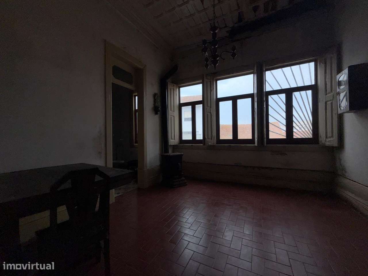 Moradia de Traça Apalaçada com Lojas  no Centro Histórico de Ovar-28