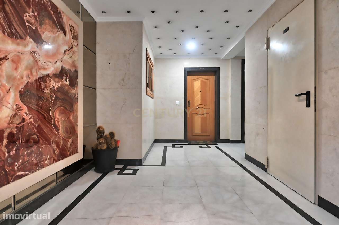 Apartamento T2 com garagem box e acessos adaptados na Urbanização Oute-20