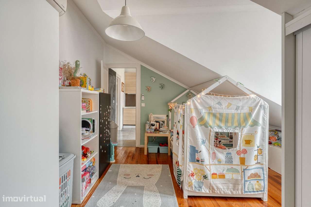 Apartamento T2 Renovado no Último Andar em Alcântara-15