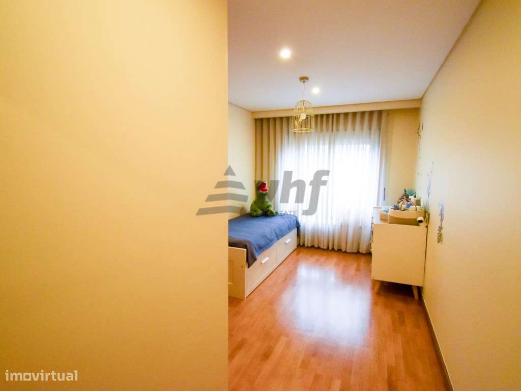 T2 espaçoso com varanda, garagem e excelente exposição solar-14