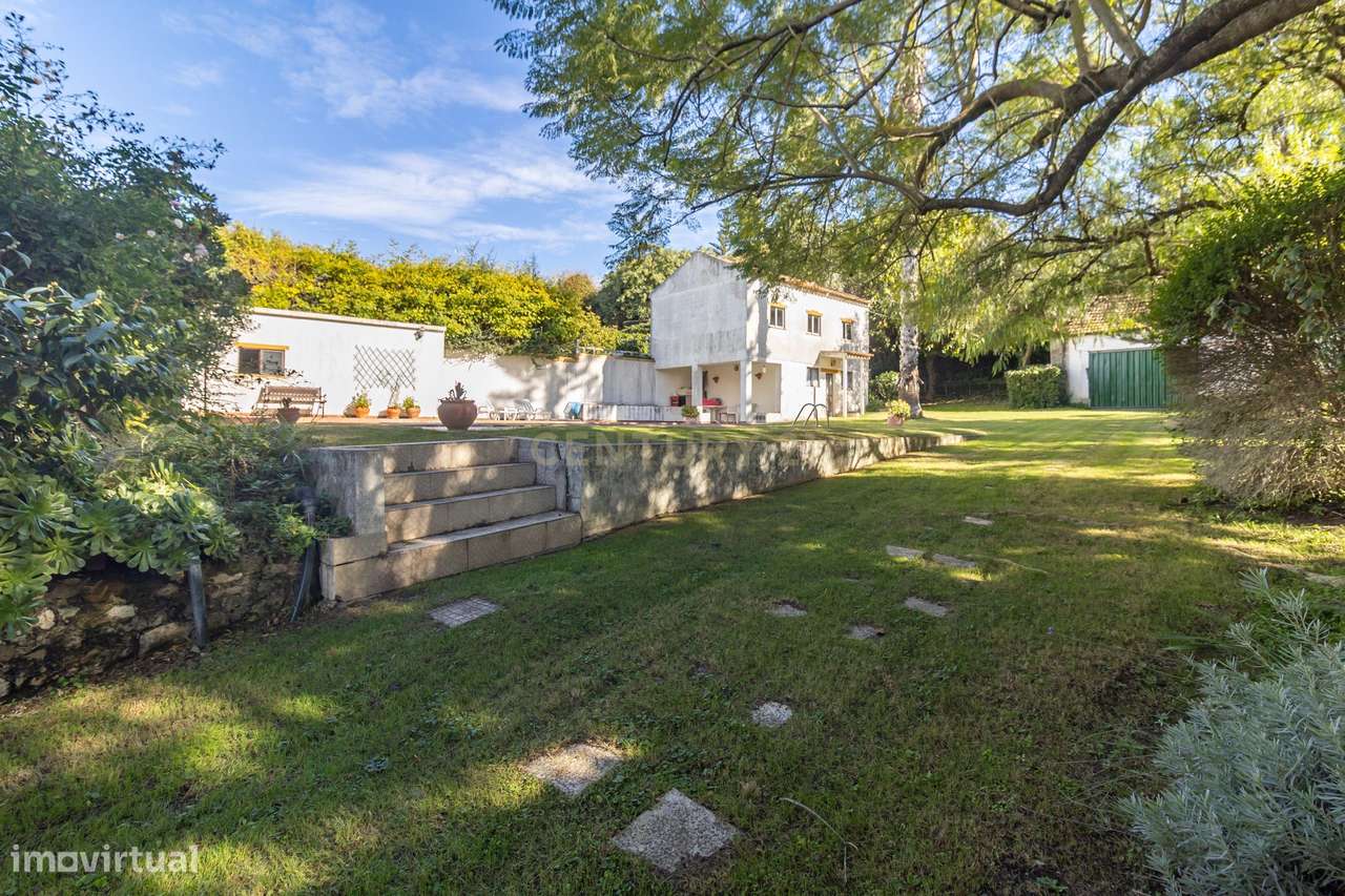 Moradia com construções de apoio, piscina e localização priviligiada-43