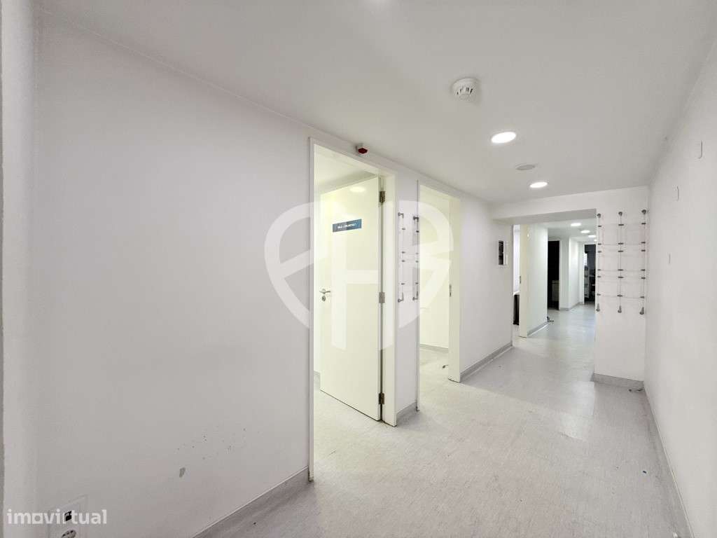 Edifício Comercial 2 Pisos // Rua do Padrão - Pedroso-14