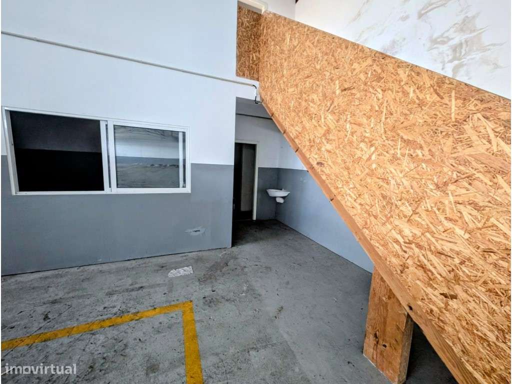 Armazém com 900m² com área de escritórios + Logradouro - Grande imagem: 5/16
