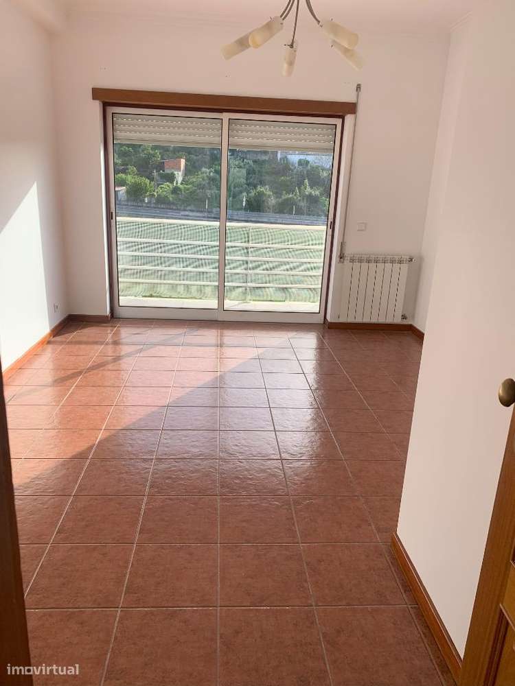 Aluga-se T2, Santa Clara, Com Aparcamento e Arrecadação - Grande imagem: 3/7