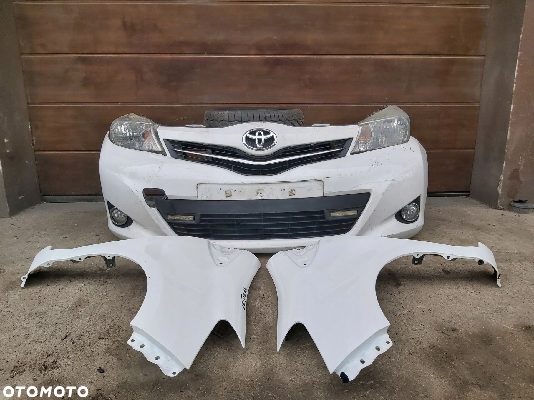 Toyota Yaris III kompletny przód zderzak chłodnica - 1