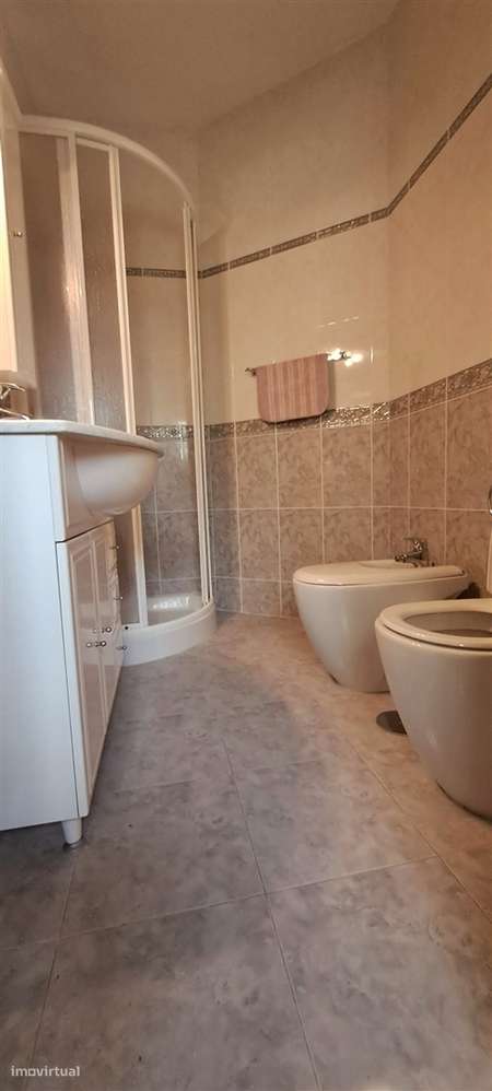 Moradia T5 com garagem e jardim em Miranda do Douro-31